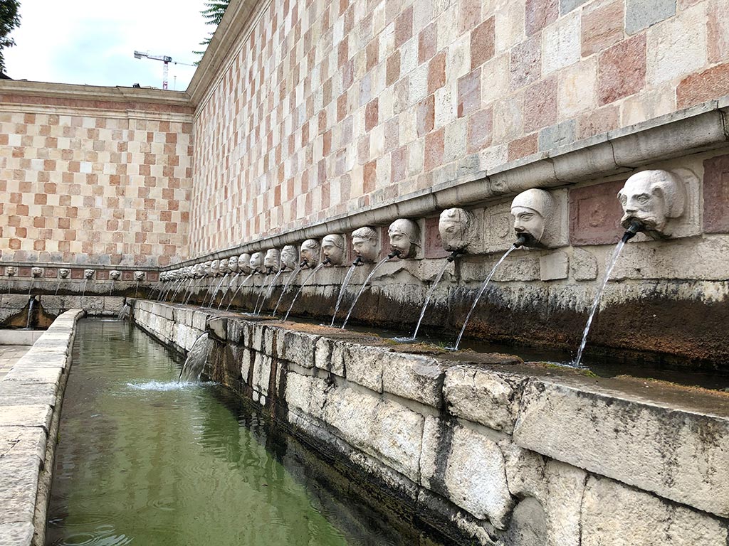 fontana delle 100 cannelle