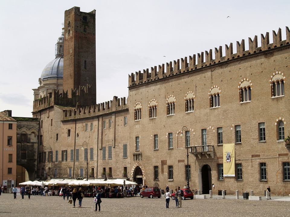 Piazza delle Erbe Mantova